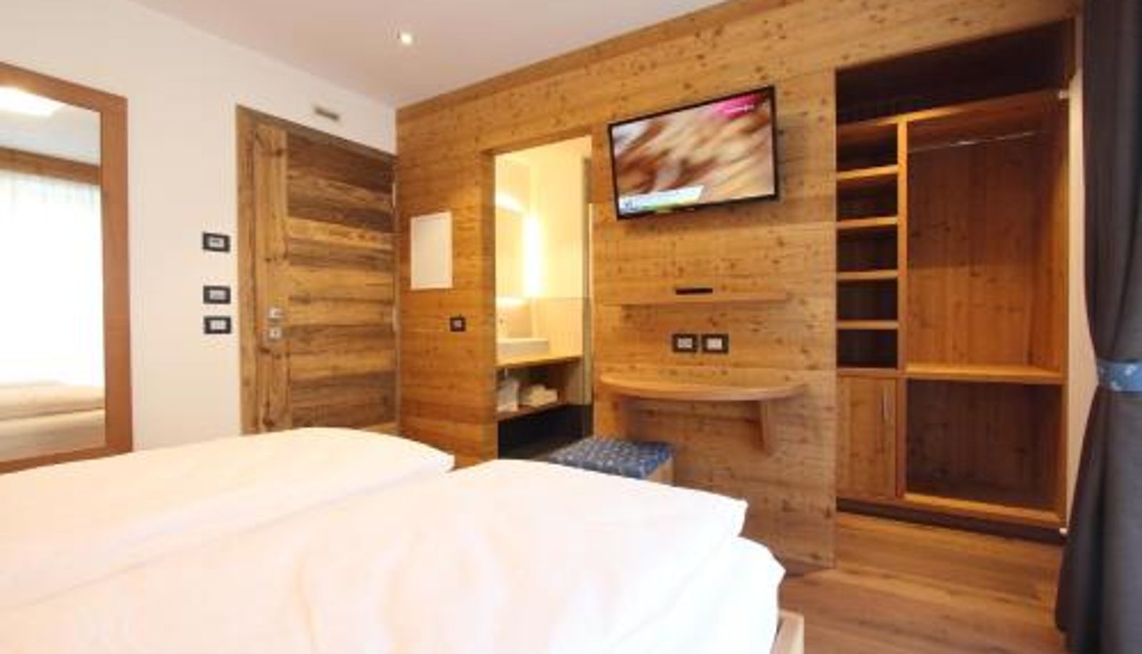 Zimmer - Apartments and SPA DOLOMITES B&B - Suites