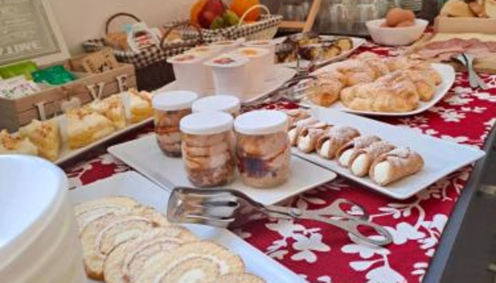 Salle de petit-déjeuner dans le restaurant - La Vie Fuille Bed and Breakfast