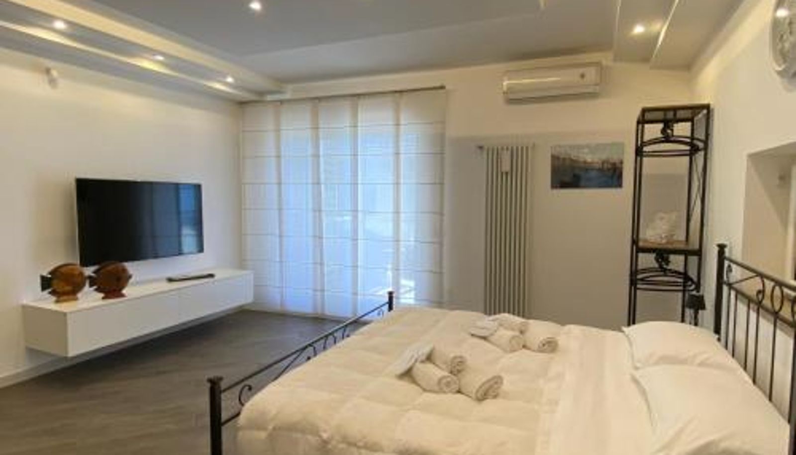 Suite - FraMe Room