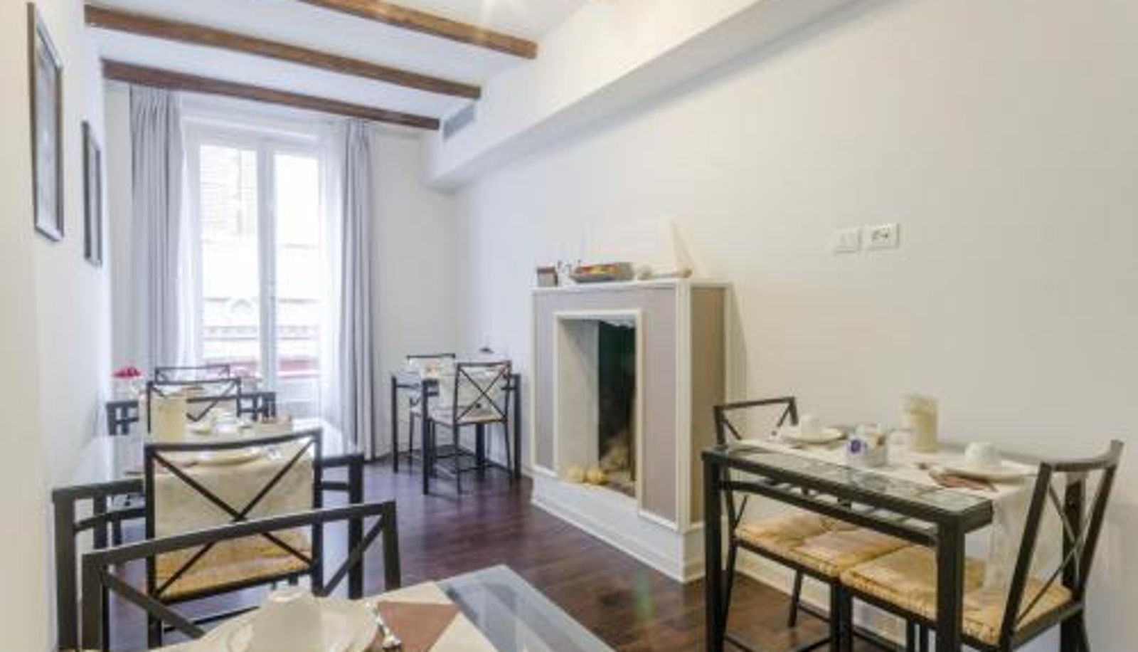 Salle de petit-déjeuner dans le restaurant - Dimora Novecento - B&B a Pescara