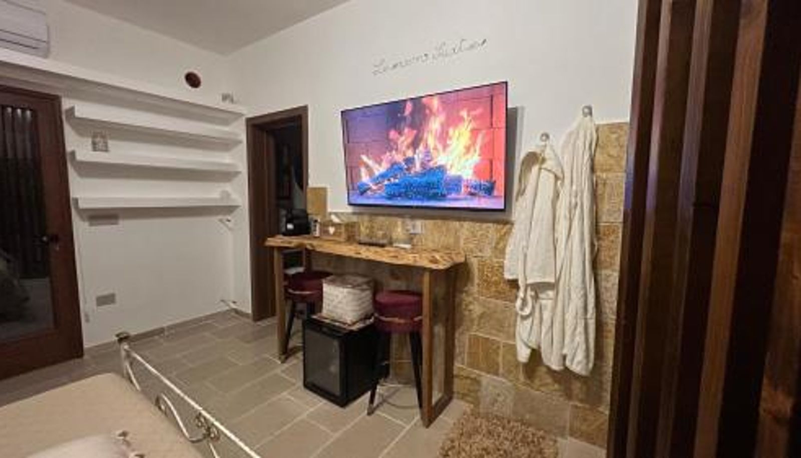 Camera - Lemon Suite-Luxury