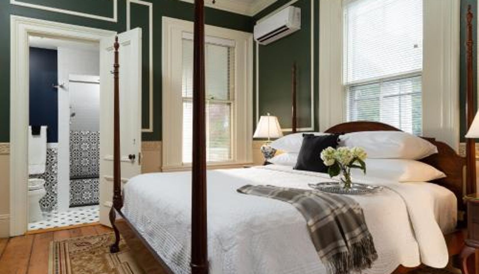 Room - Captain Nickels Inn