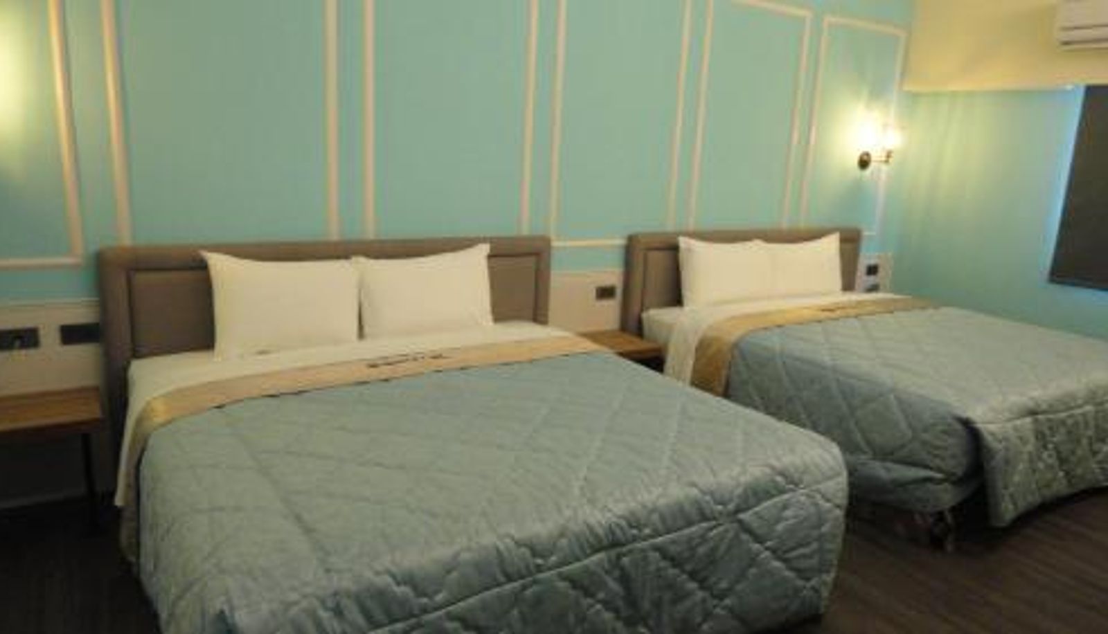 Room - Travel Port Motel