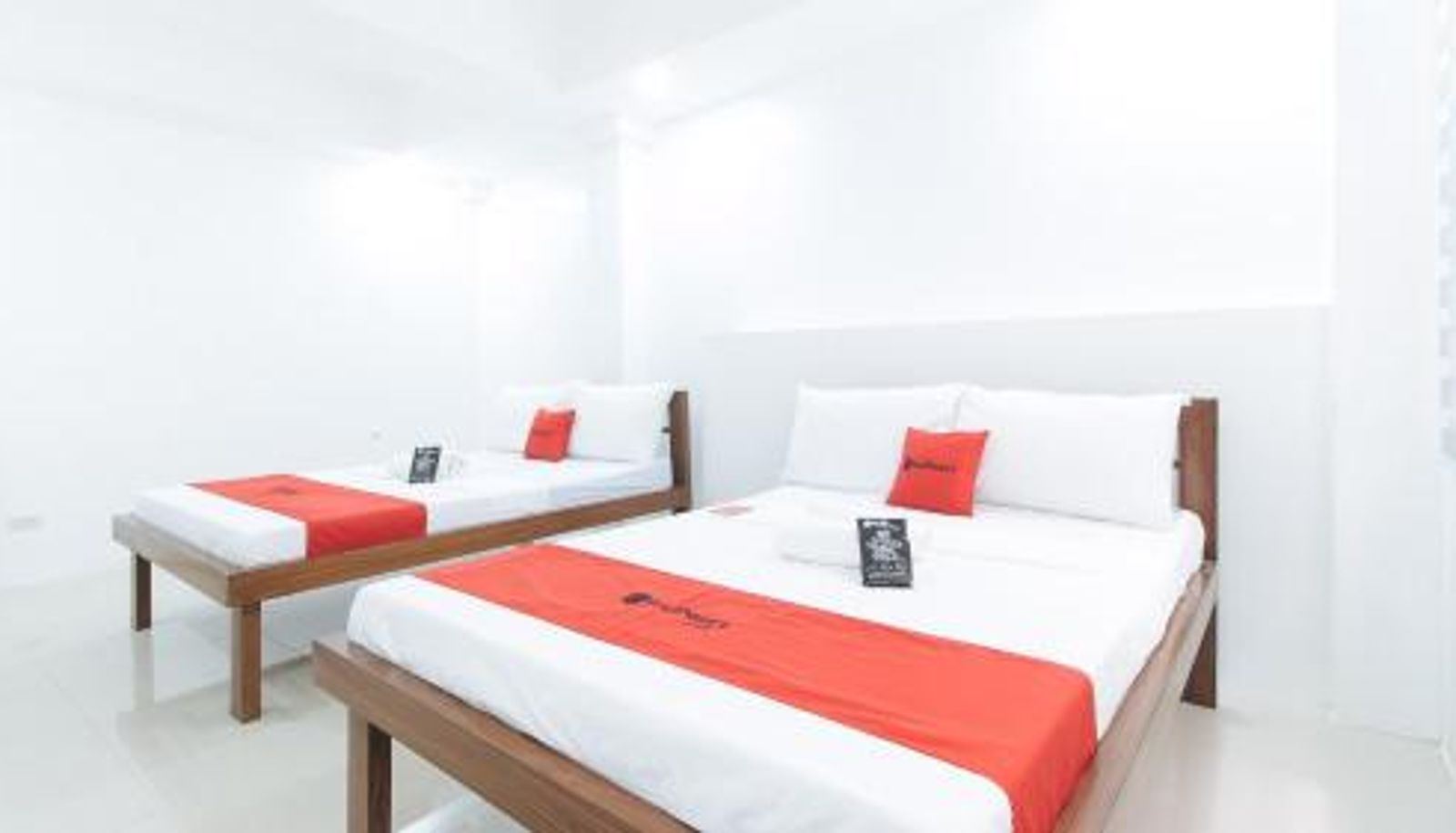 Habitación familiar - RedDoorz Plus at DBuilders Poblacion BGC