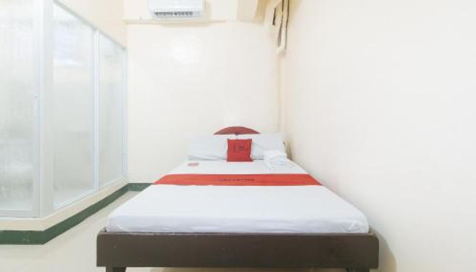 Zimmer - RedDoorz @ Western Bicutan Transients Inn