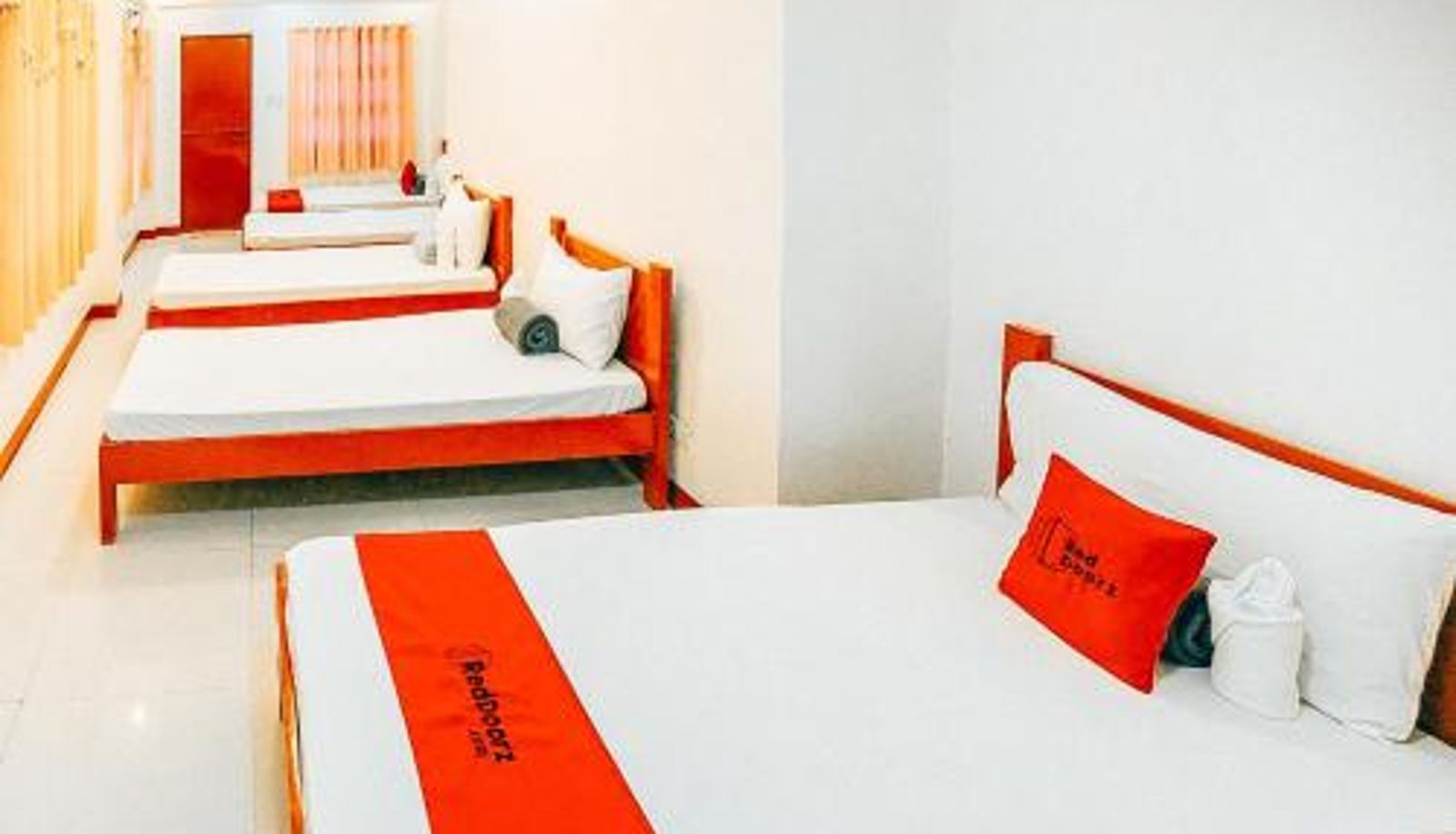Family room - RedDoorz at S and L Apartelle Daraga Albay