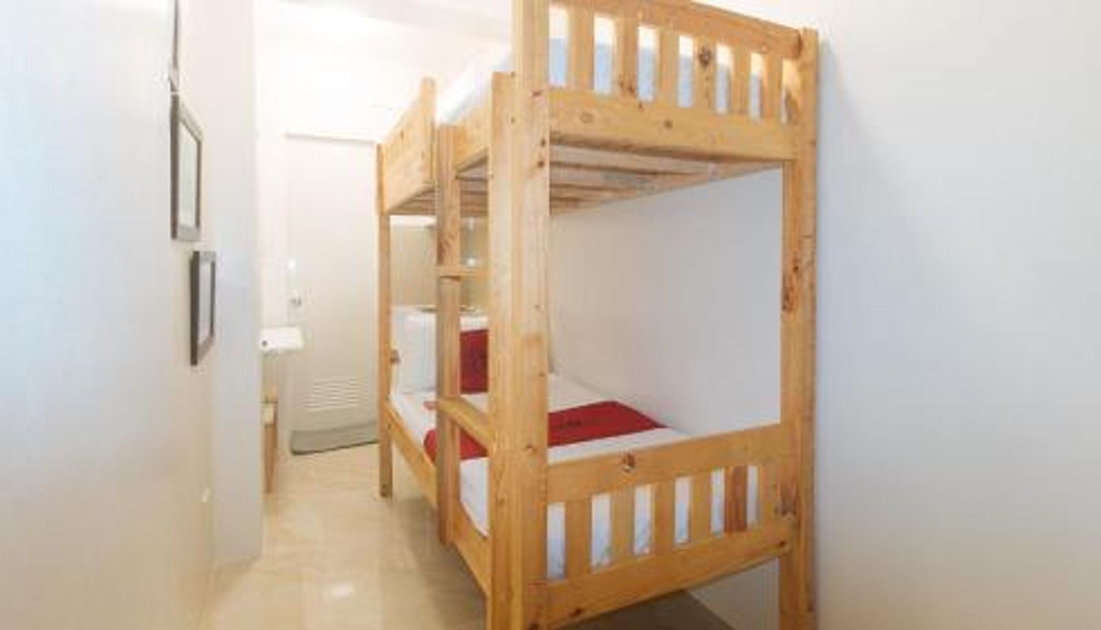 Zimmer - RedDoorz at Delorian Residences