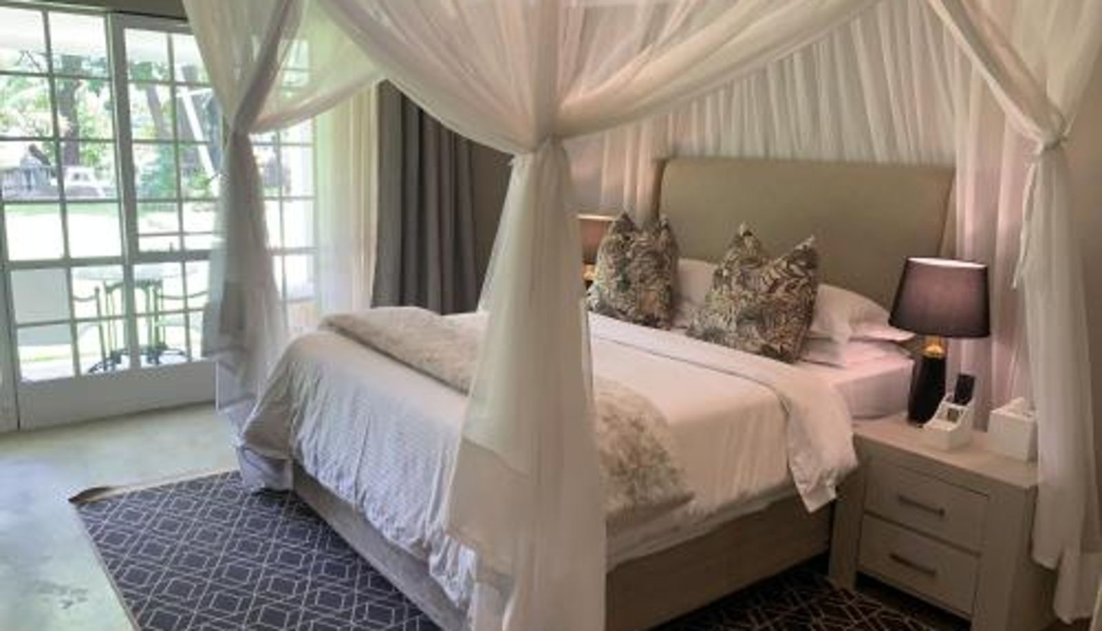 Zimmer - The Leslie Executive Hotel