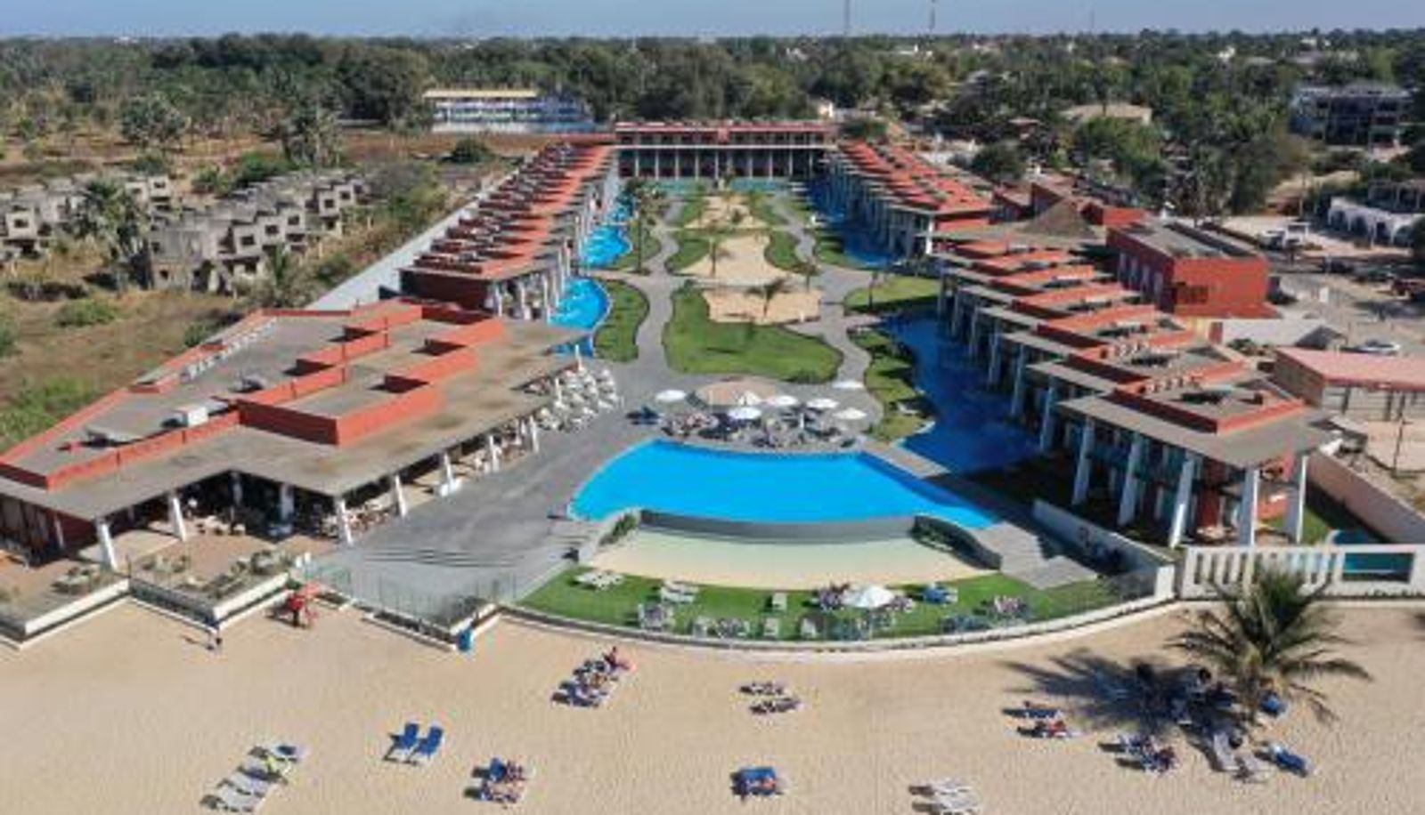 Buitenruimte van het hotel - African Princess Beach Hotel
