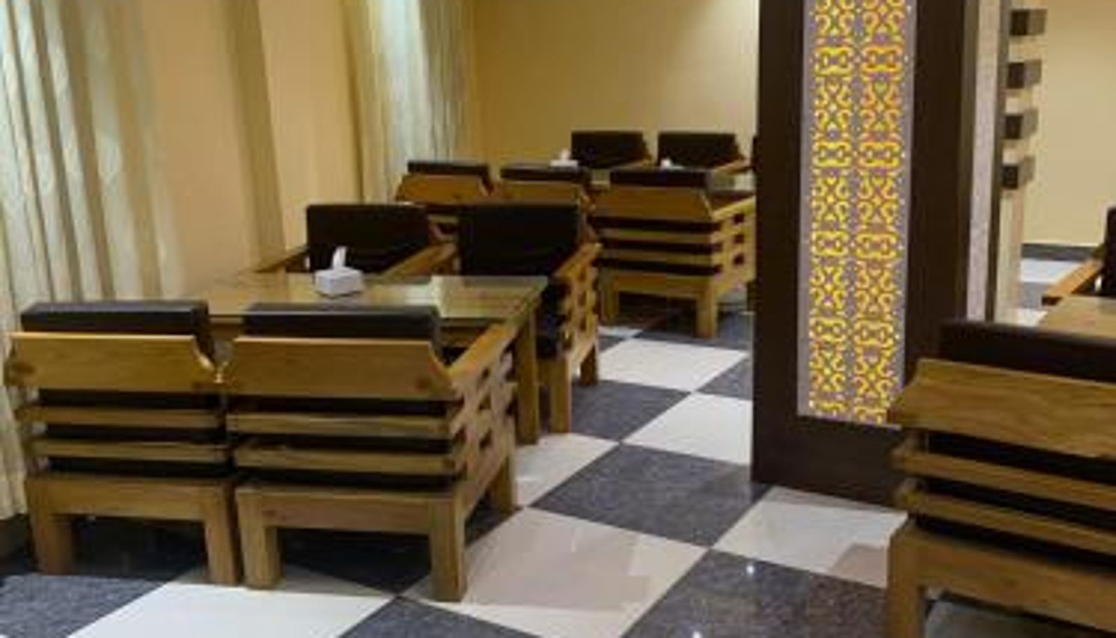 Frühstücksraum innerhalb des Restaurants - Rameshworam Hotel