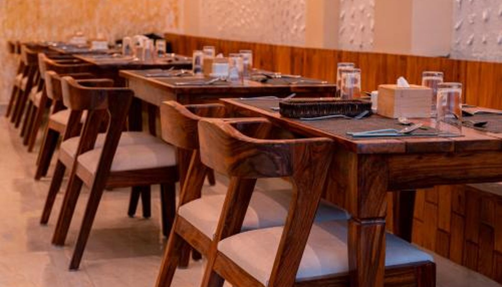 Salle de petit-déjeuner dans le restaurant - Pine Tree Resort