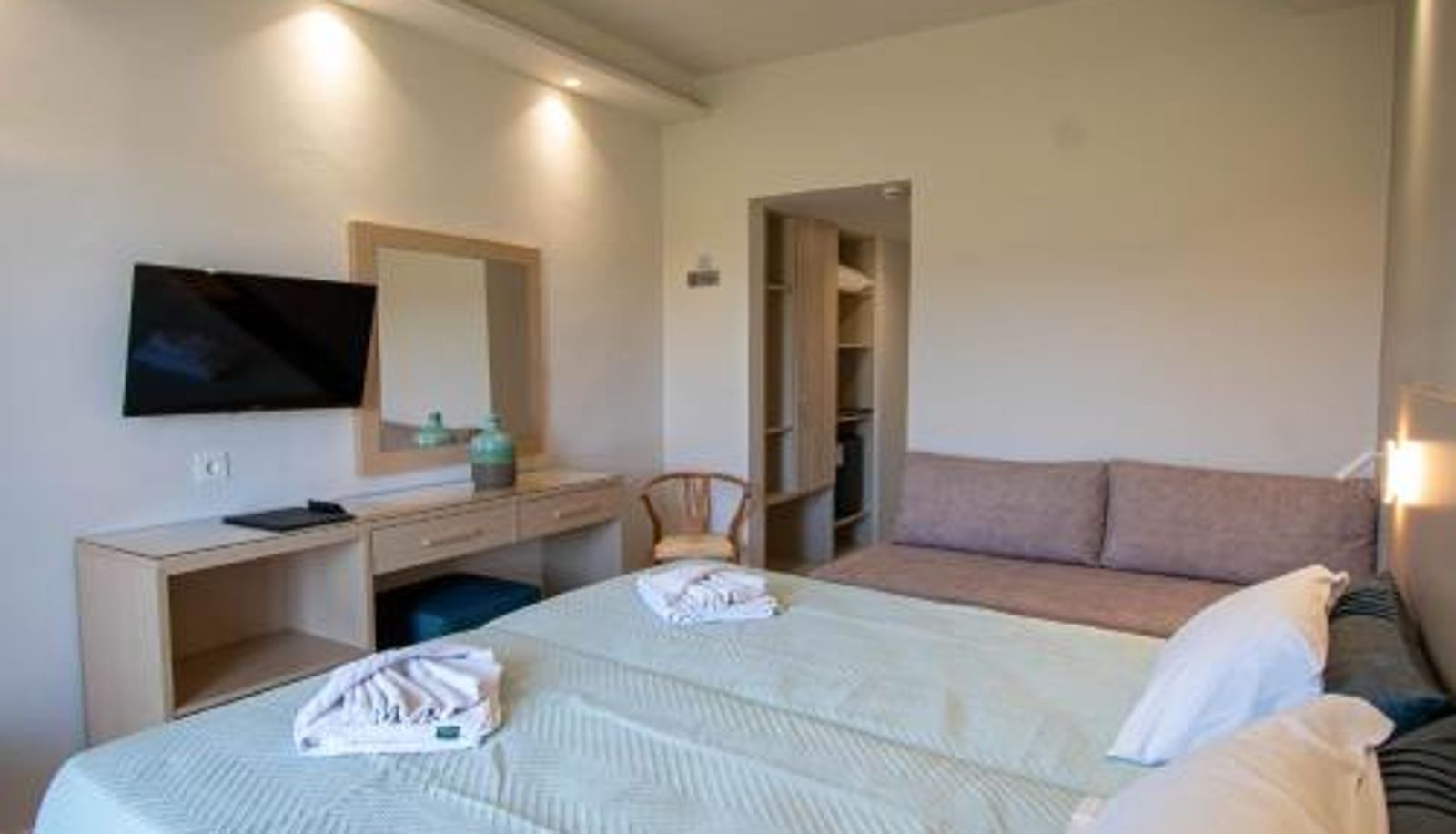 Room - Dennys Inn Hotel