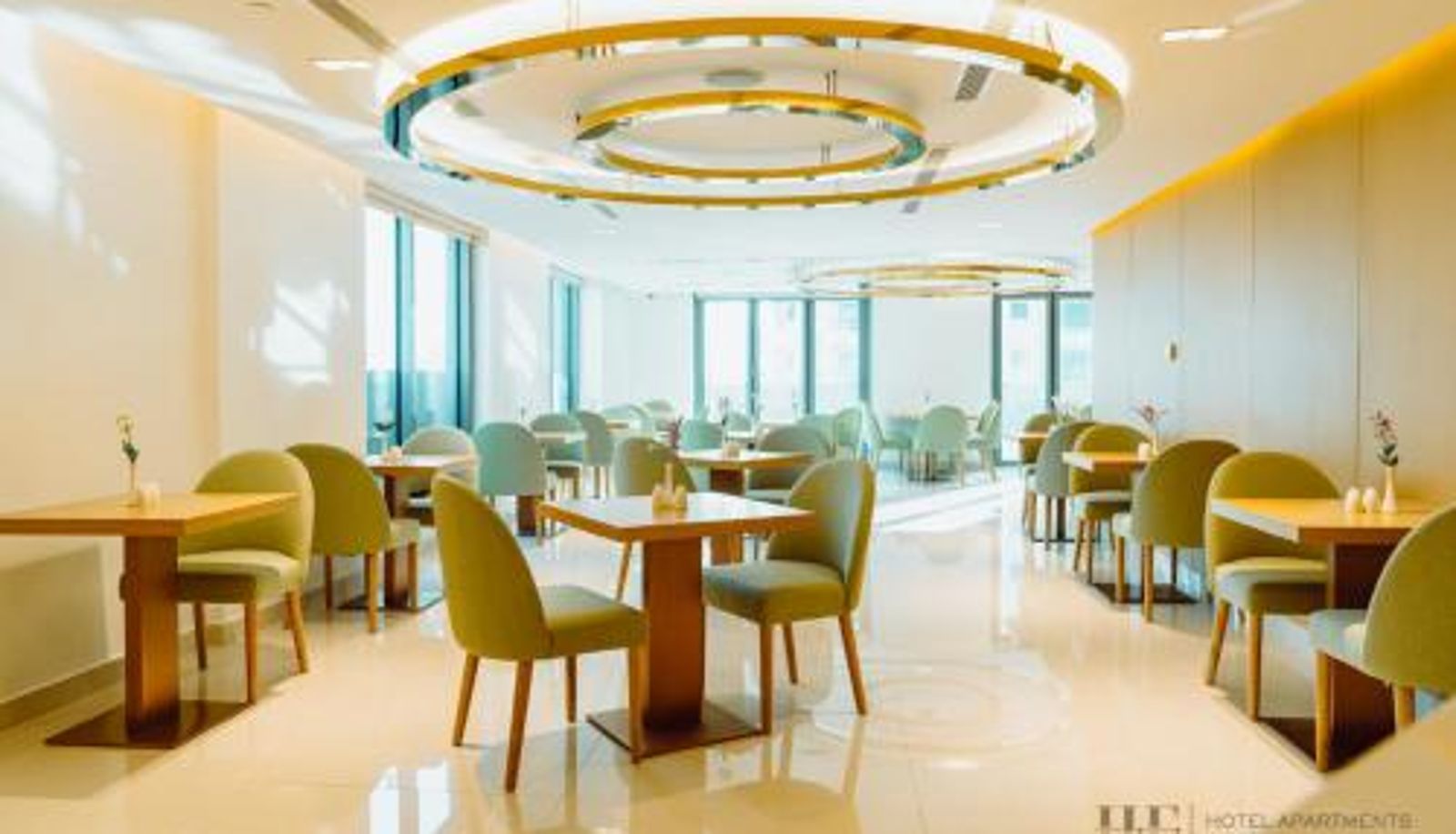 Frühstücksraum innerhalb des Restaurants - HE Hotel Apartments