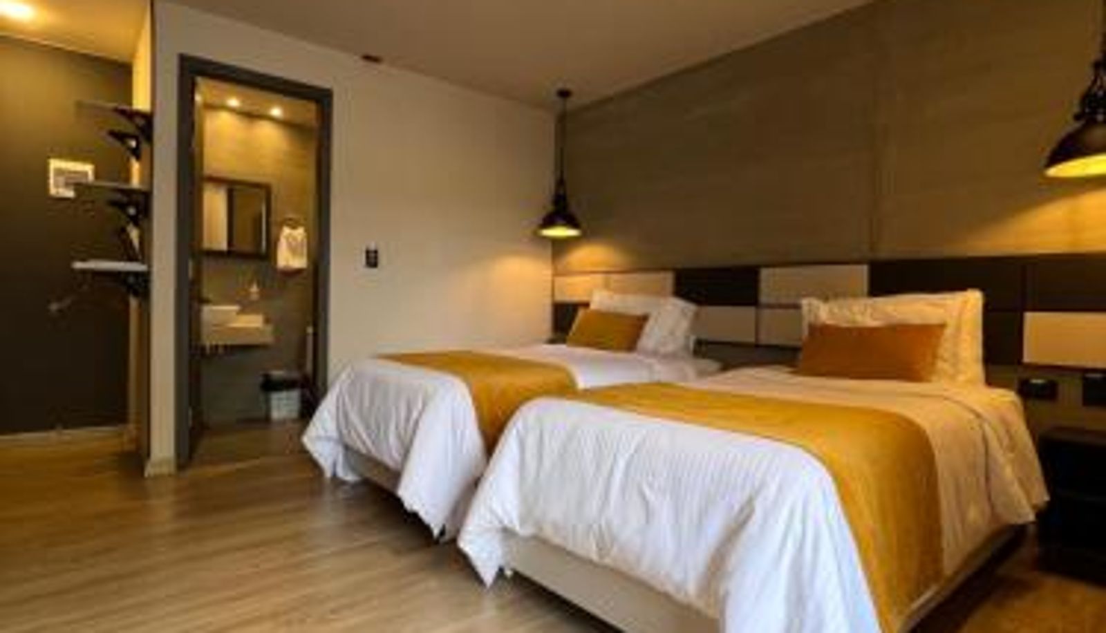 Room - Balmoral Plaza Hotel