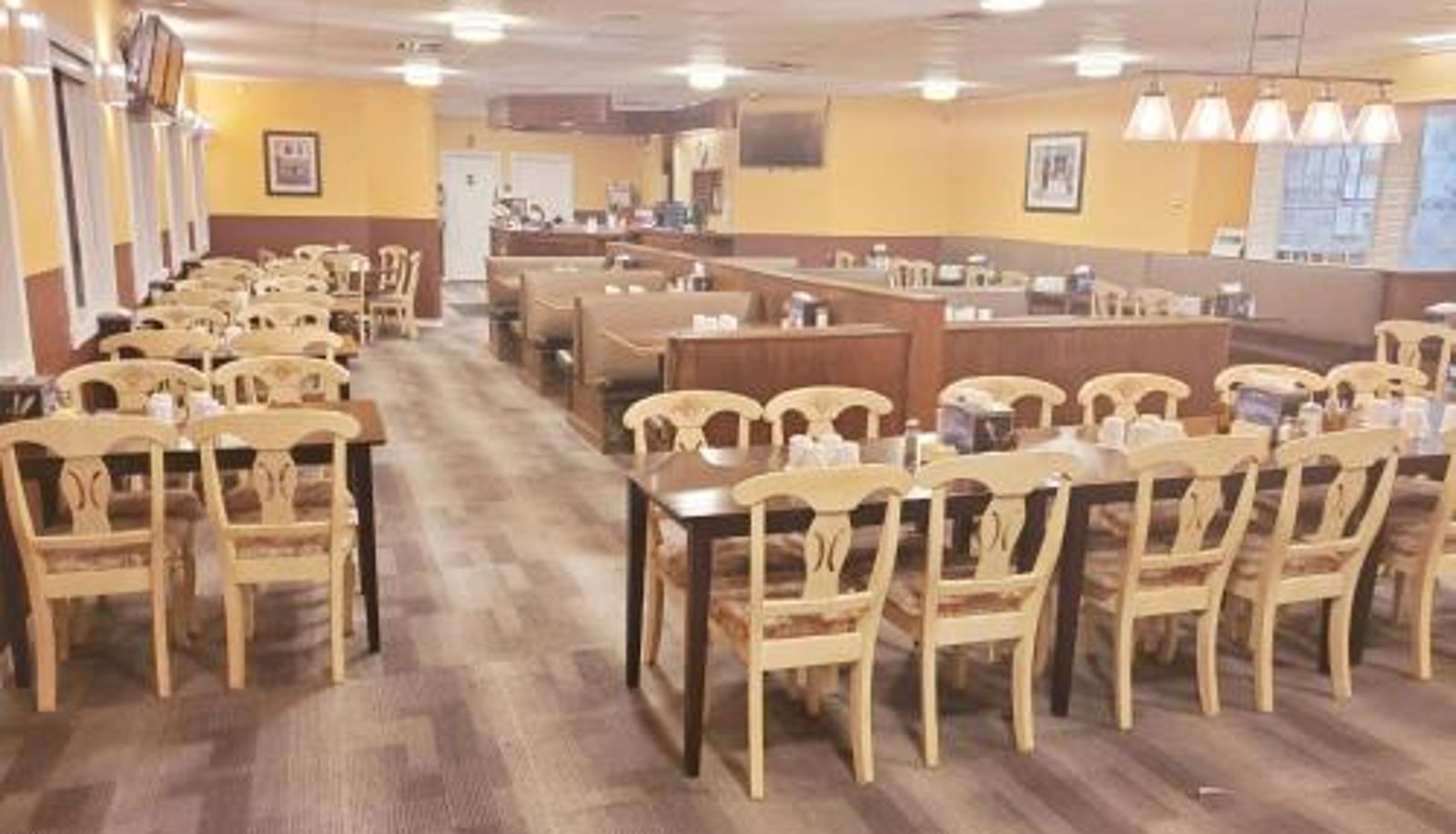 Frühstücksraum innerhalb des Restaurants - Moosomin Country Squire Inn