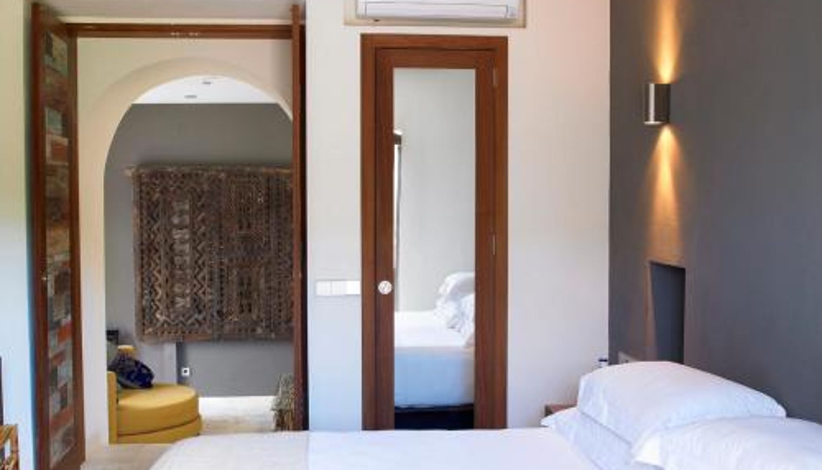 Suite - The Giri Residence