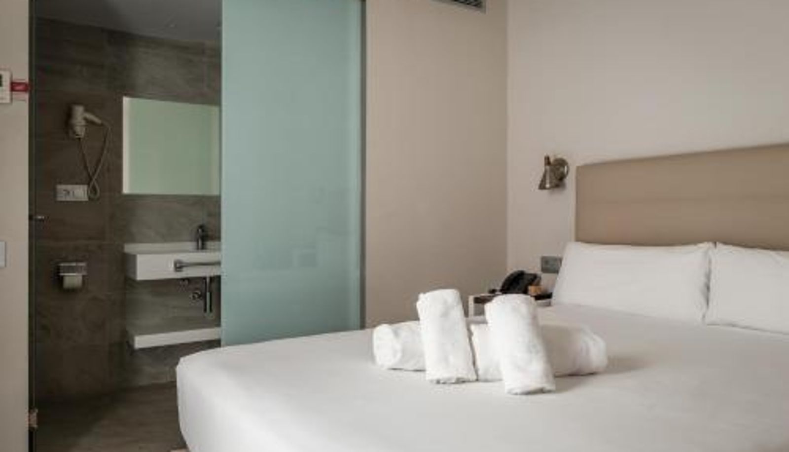 Info - Arya Stadium Hotel