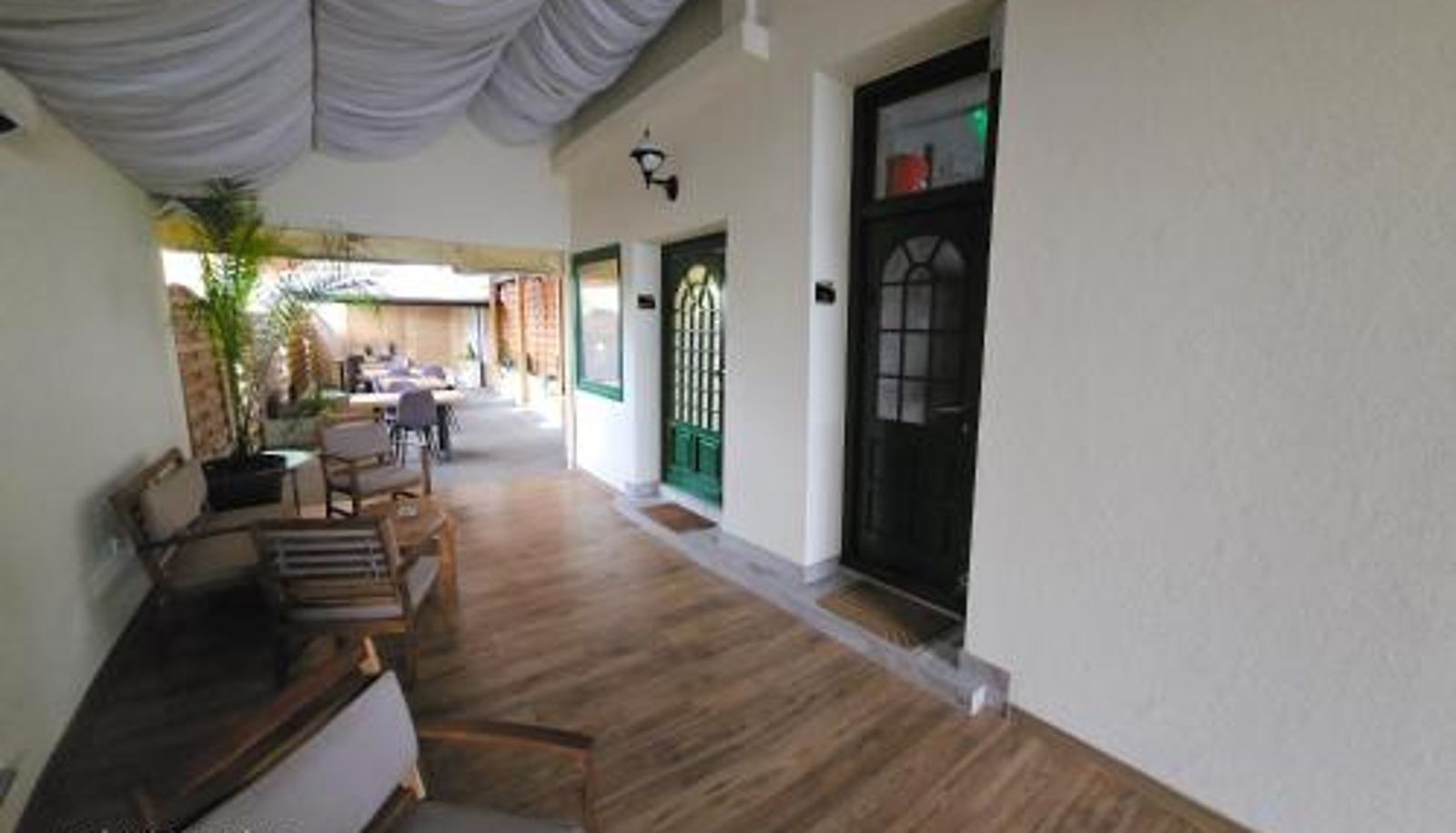 Salle de petit-déjeuner dans le restaurant - Villa Bonaca