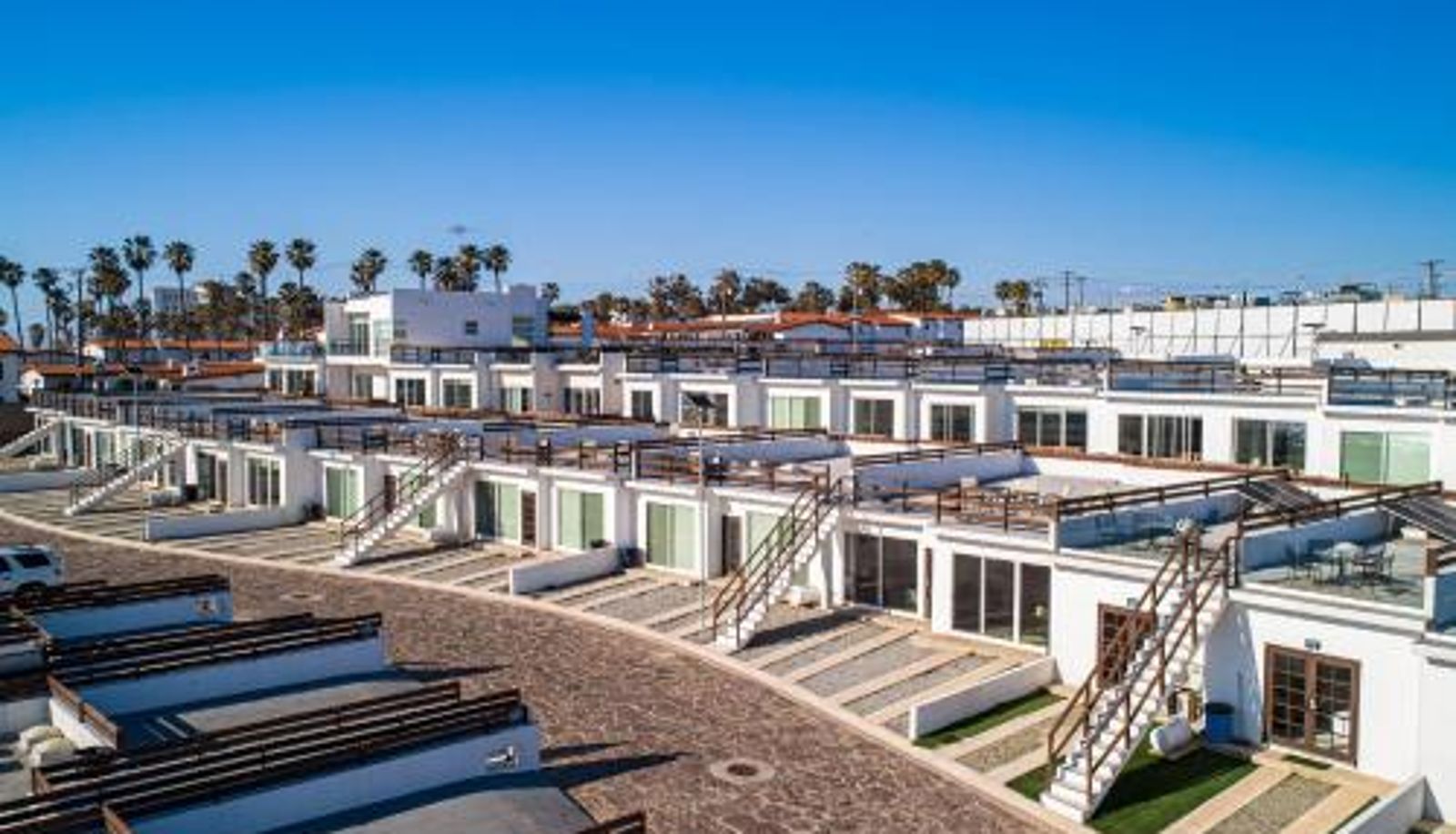 Info - Private Patio  Heated Outdoor Pool  Kitchenette Dog-Friendly Suite with Hot Tub