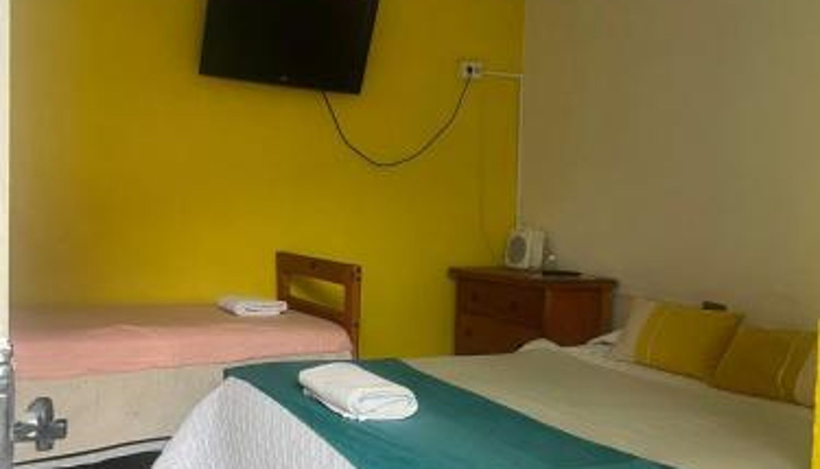 Room - Hostal Avenue