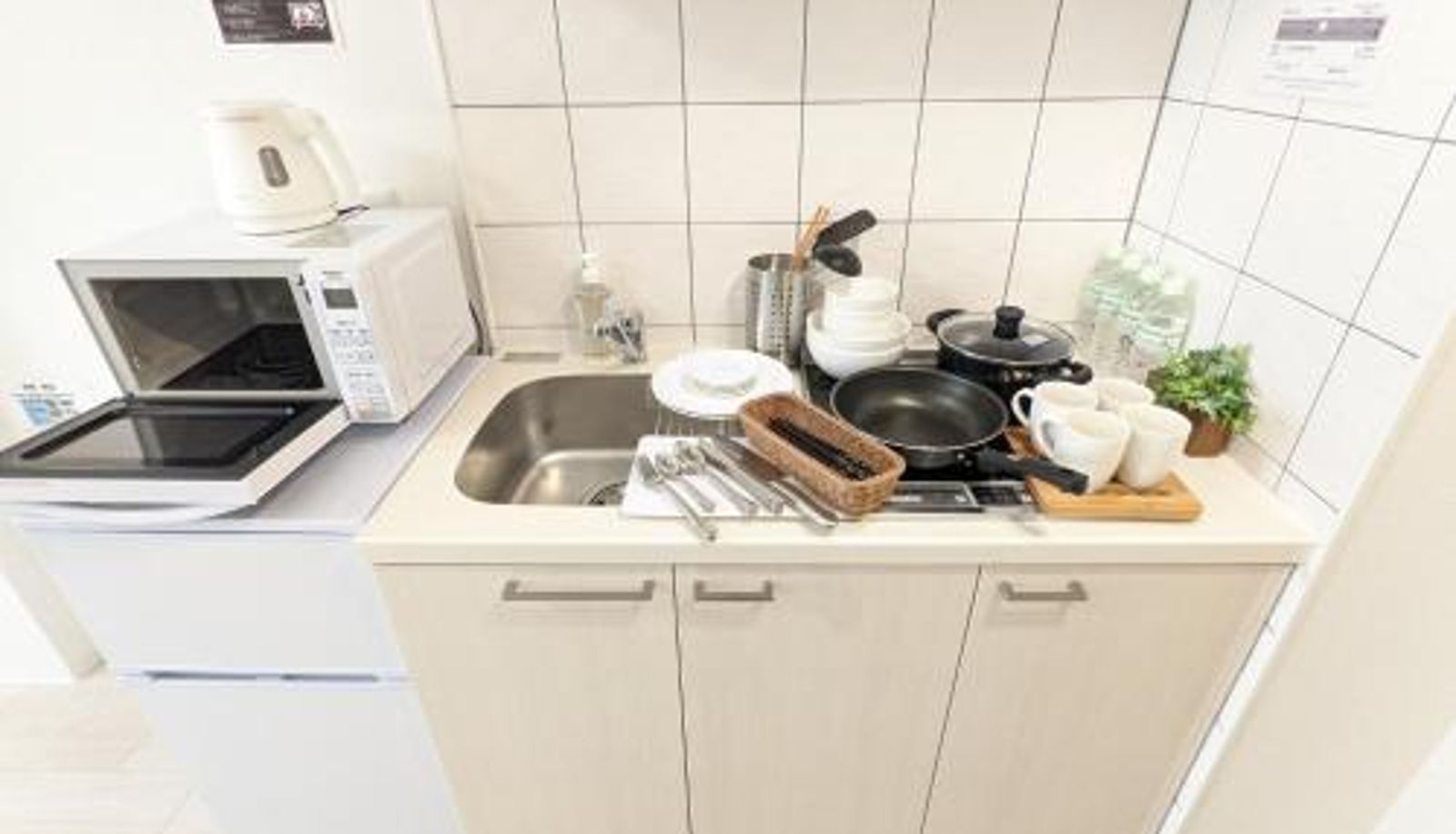 Kitchen area in the room - ESLEAD HOTEL Namba Daikokucho