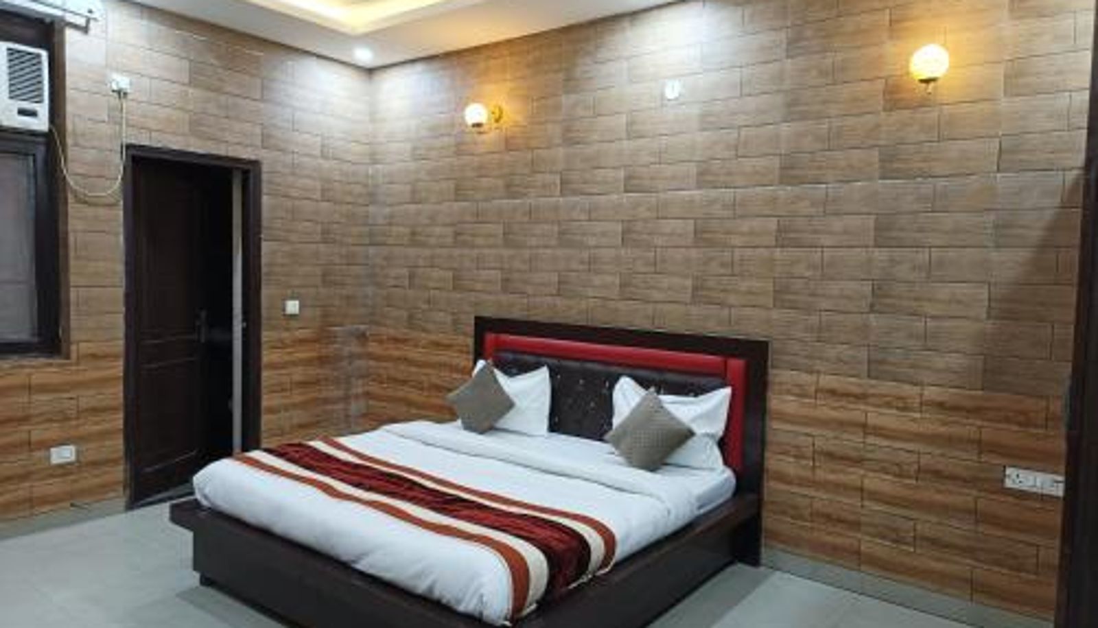 Zimmer - Swas Tika Homes Near Wave City Center Noida