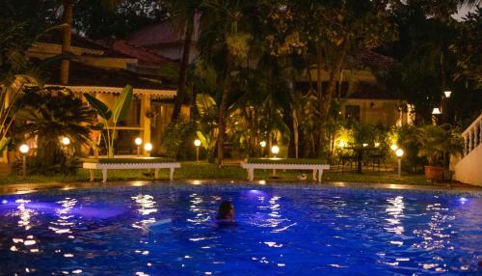 Buitenruimte van het hotel - Sashas Holiday Village
