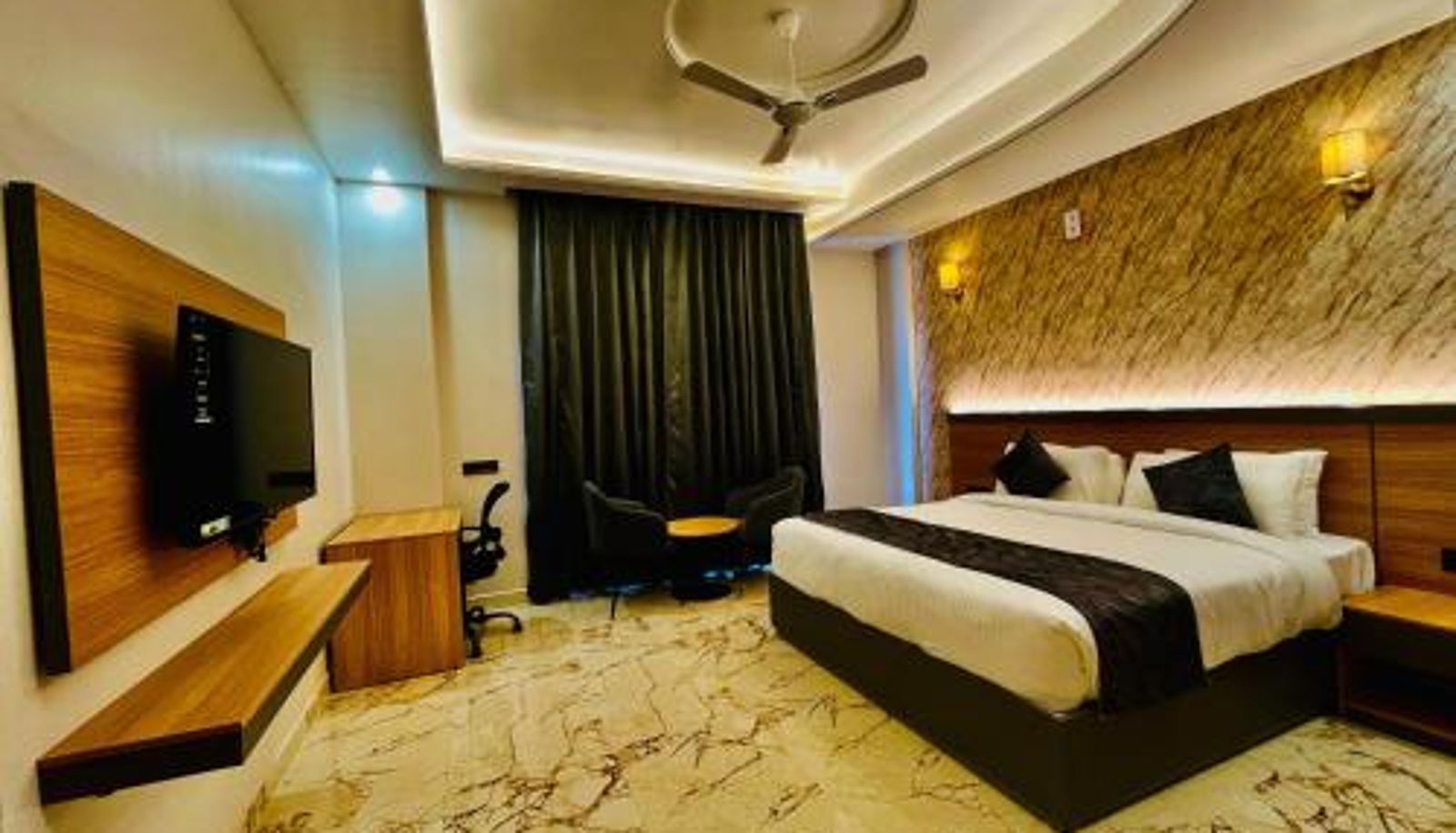 Zimmer - The Grand Oasis Hotel & Resort I Near India Expo Mart