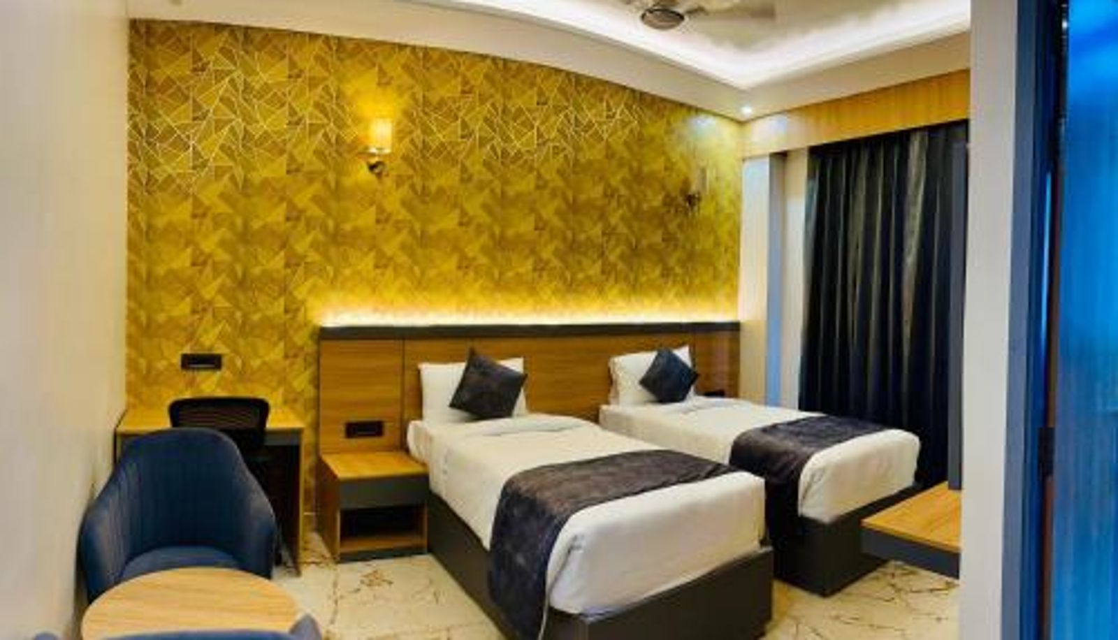 Zimmer - The Grand Oasis Hotel & Resort I Near India Expo Mart