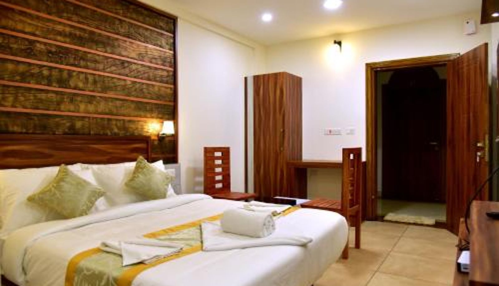 Info - ROYAL CASTLE HOTEL