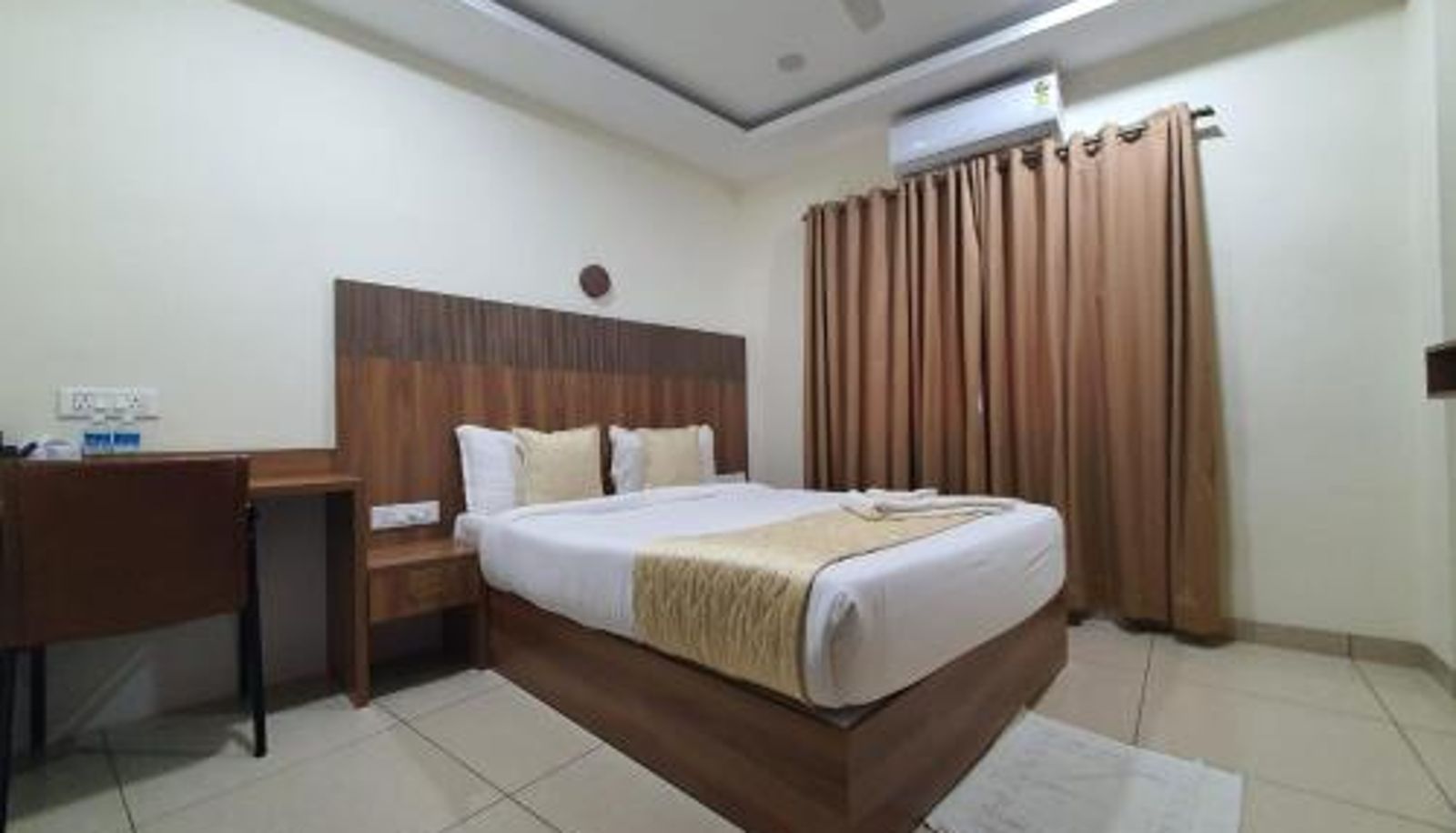 Zimmer - Hotel Deepakam Inn