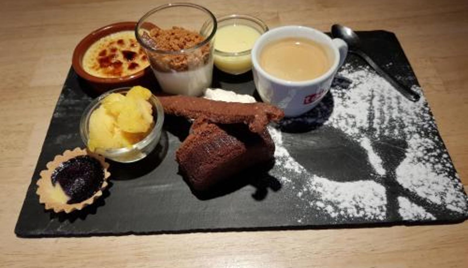 Salle de petit-déjeuner dans le restaurant - Le Rocher Du Cerf