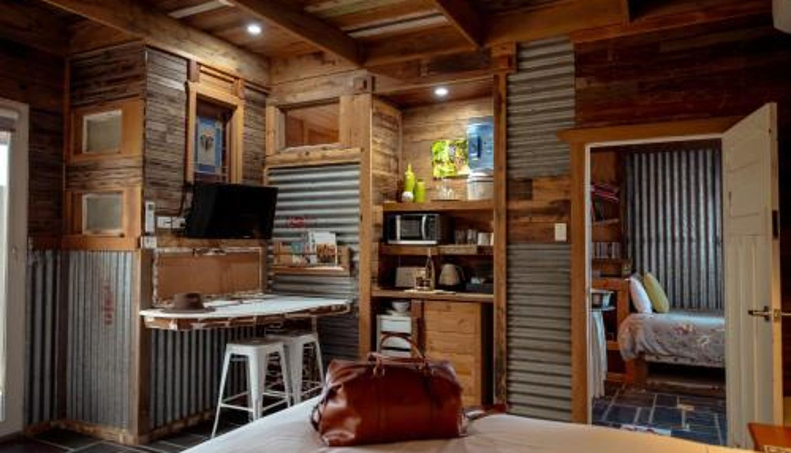 Suite - Bed in a Shed Vineyard Stay
