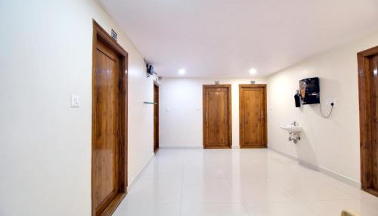 Reception - beestay Hotels MVP Colony
