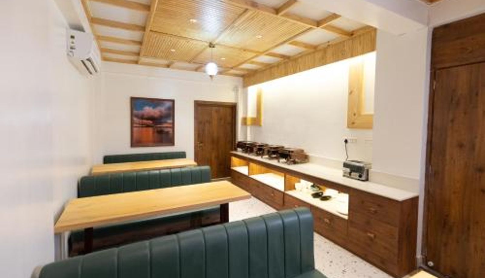 Salle de petit-déjeuner dans le restaurant - The Lake Palm Hotel