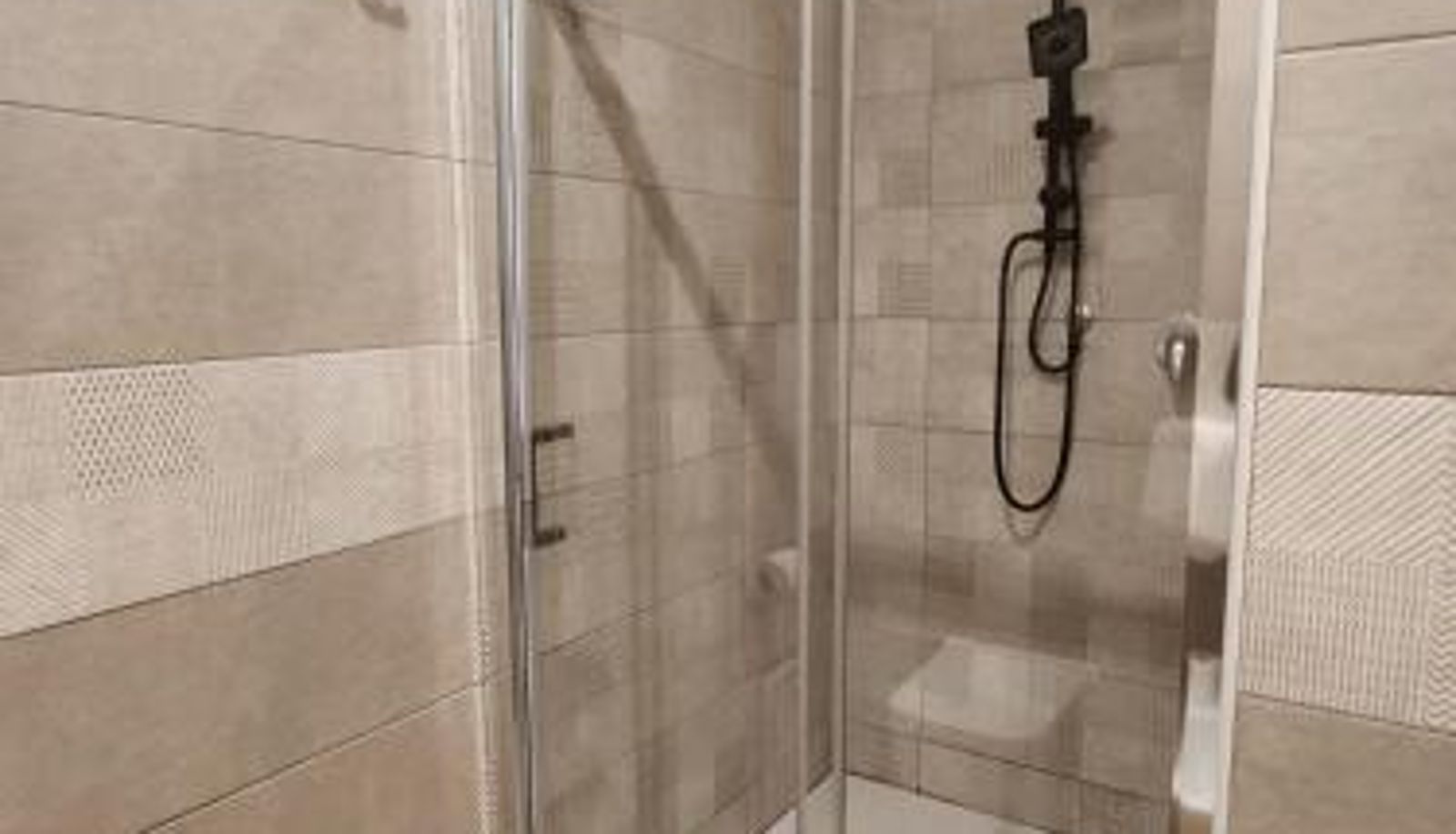 Bathroom - Holding House -Close train station and port