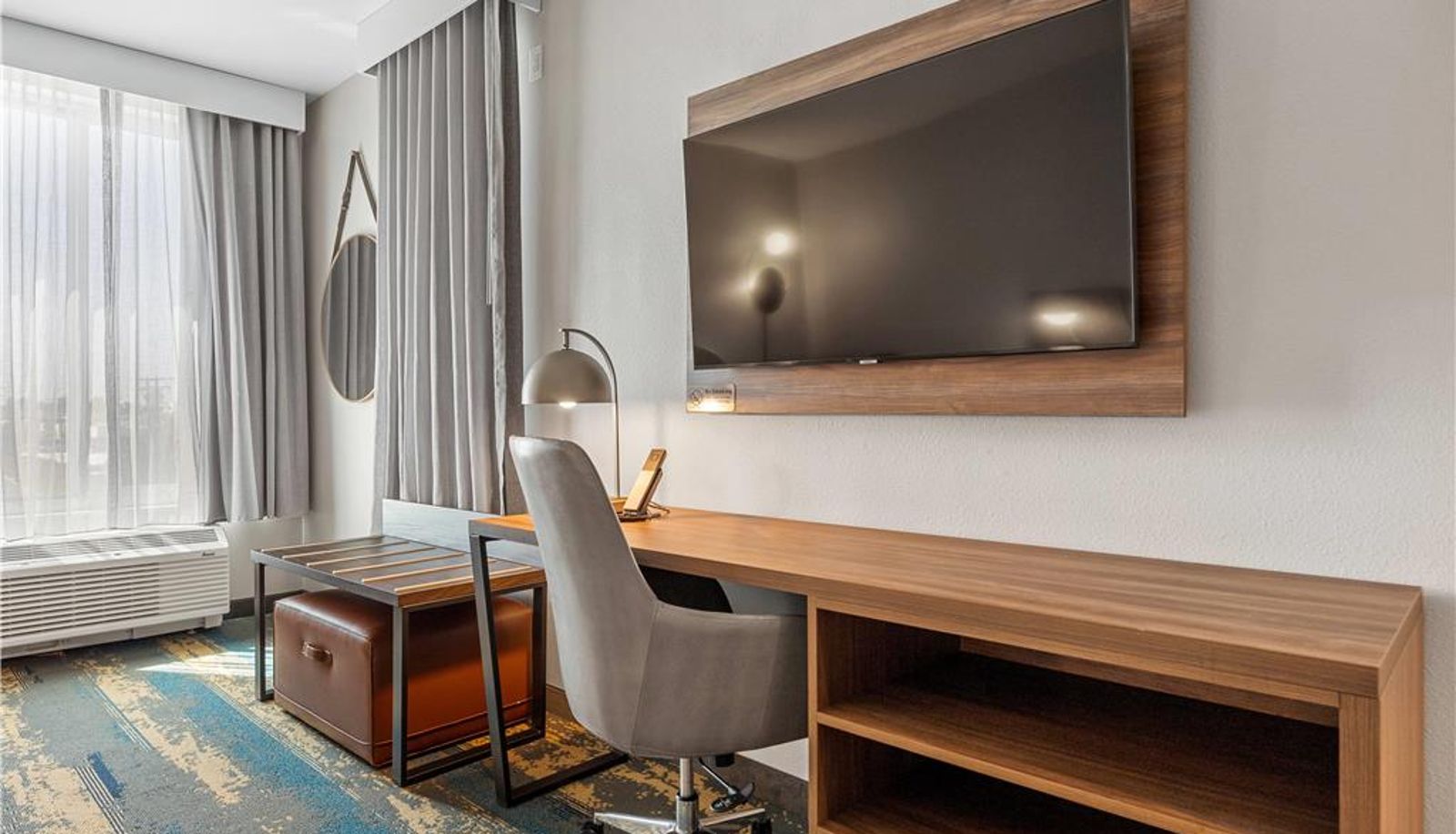 Room - La Quinta Inn & Suites by Wyndham La Habra
