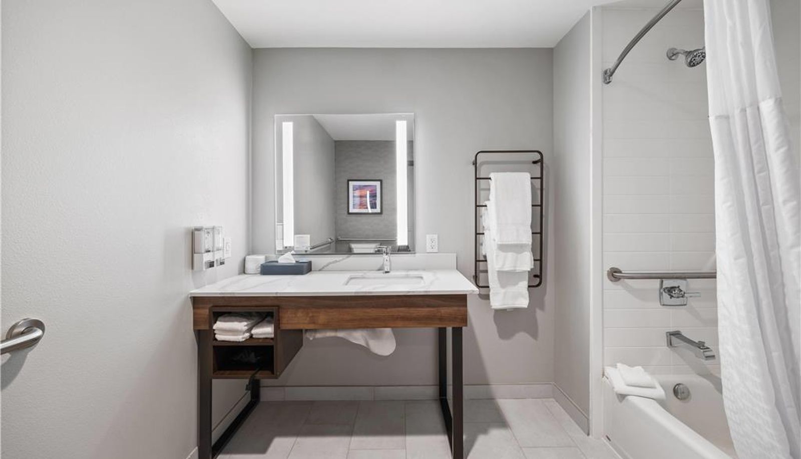 Room - La Quinta Inn & Suites by Wyndham La Habra