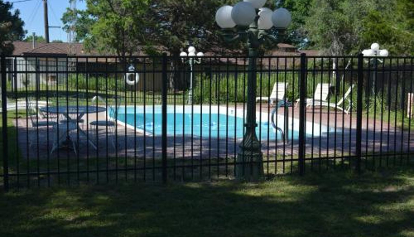 Pool - The Evergreen Motel in Kansas