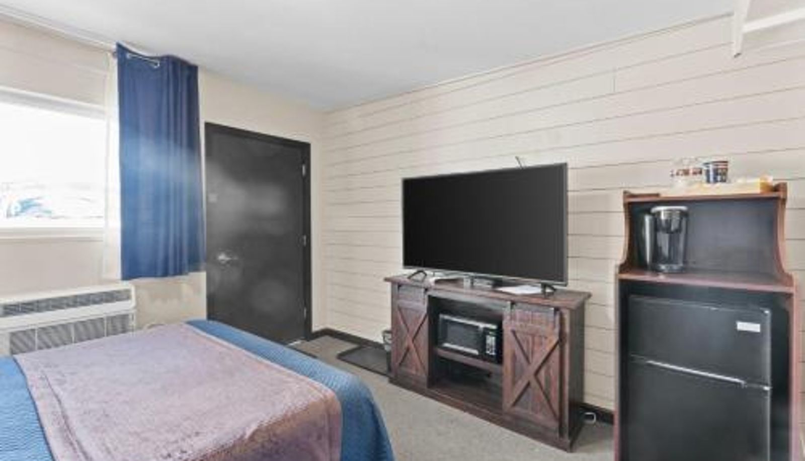 Room - Lost Trail Resort - Riverside Rooms - Near Hot Pools