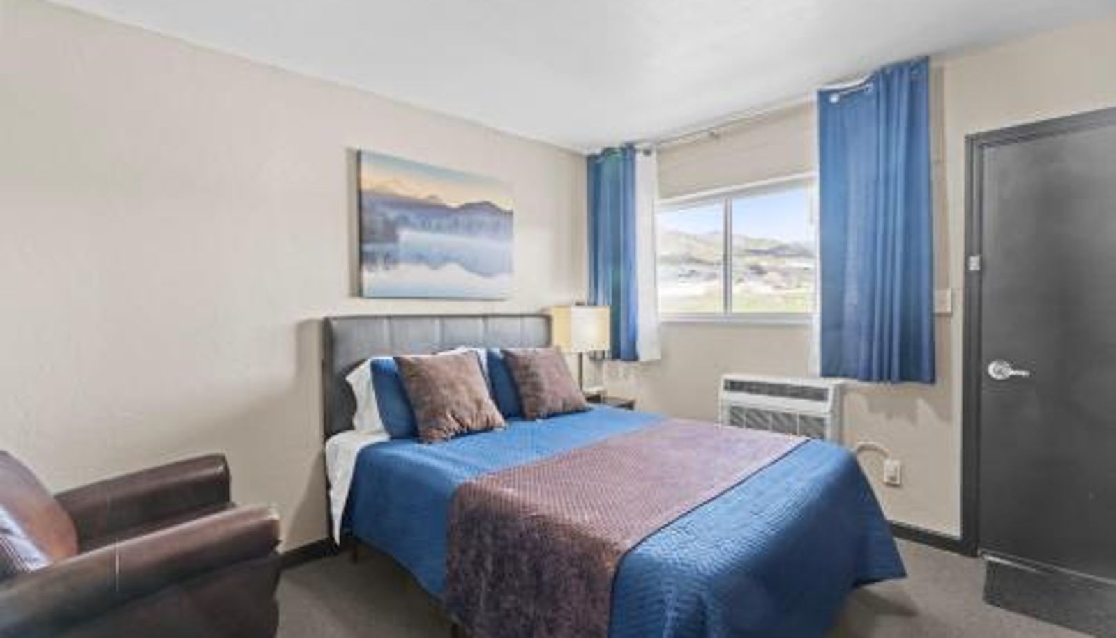 Room - Lost Trail Resort - Riverside Rooms - Near Hot Pools