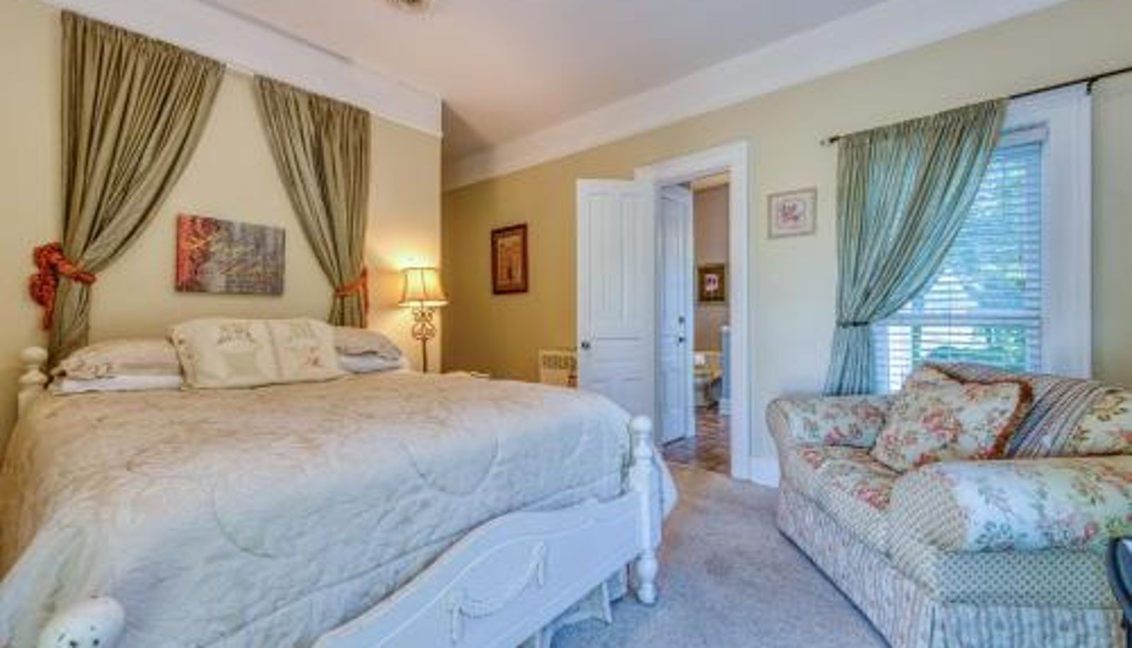 Room - Monroe Manor Inn