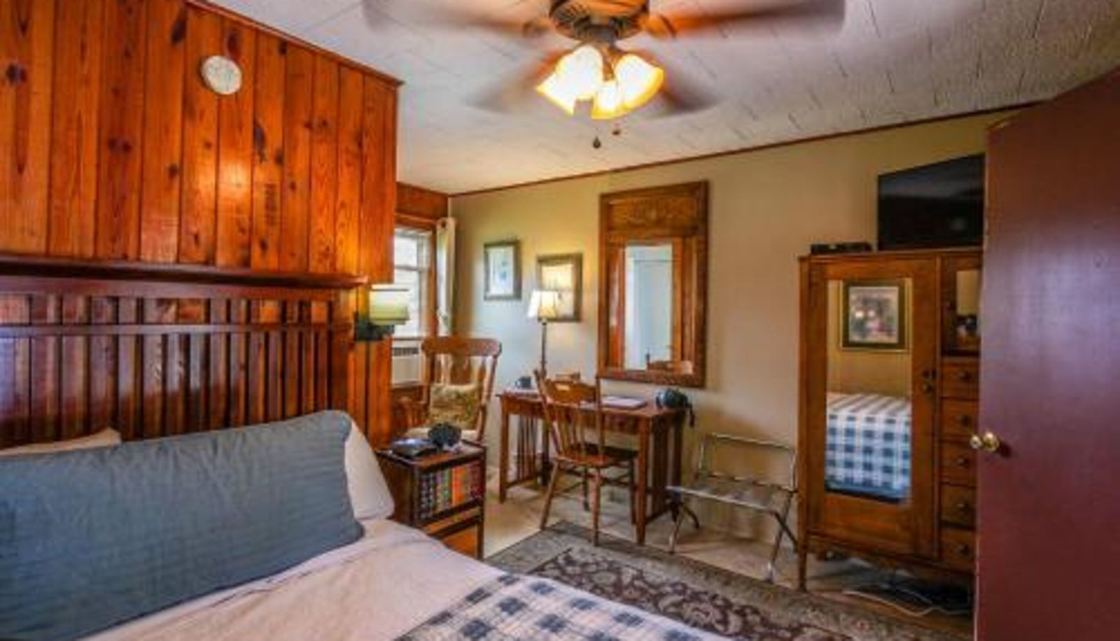 Room - Mountainaire Inn and Log Cabins
