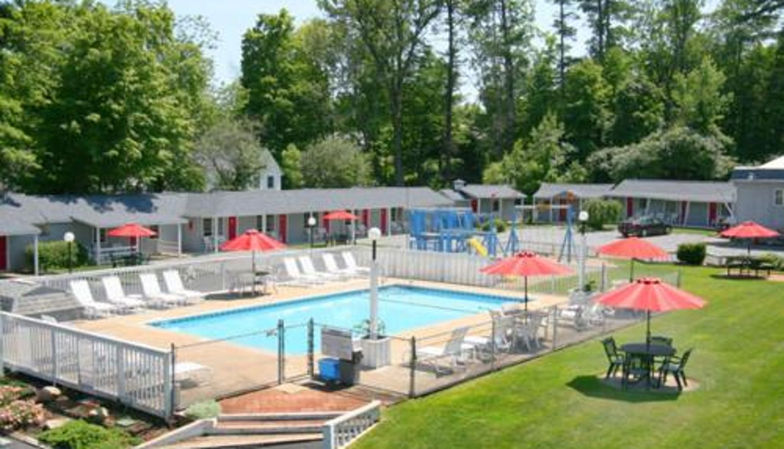 Pool - Barberry Court Motel &Cabins