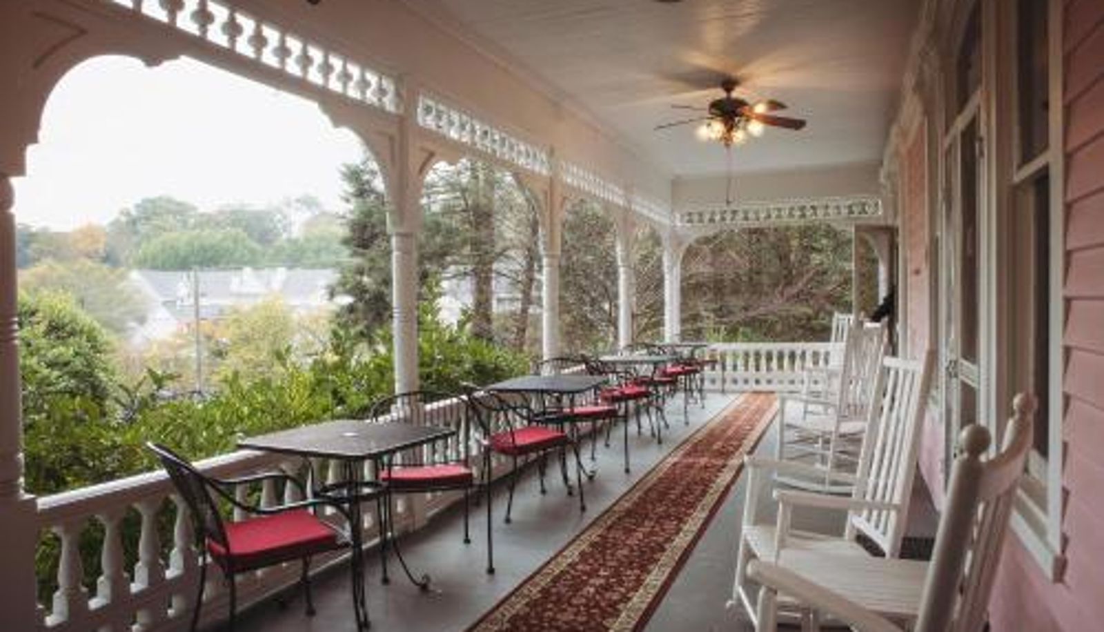 Terasse - Cedar Crest Inn