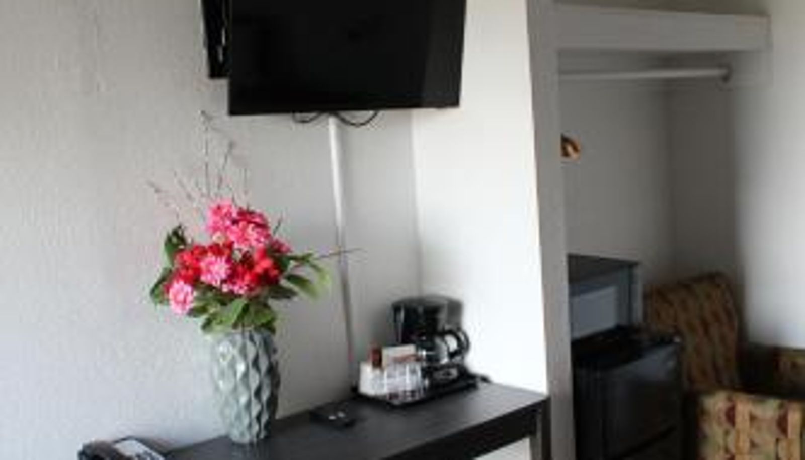 Info - Chalet Motel - Affordable Stay in Central Bend