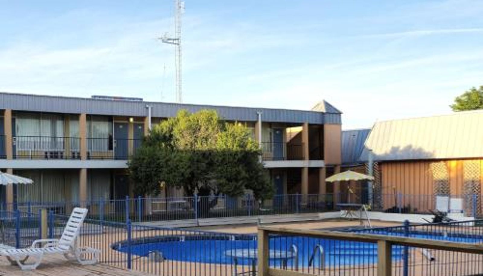 Pool - Castle inn & suites by OYO Lawton