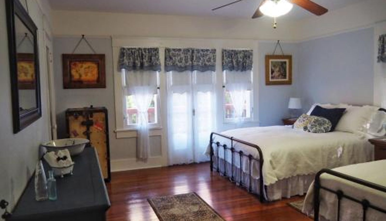Camera - Lady Geneva Bed & Breakfast