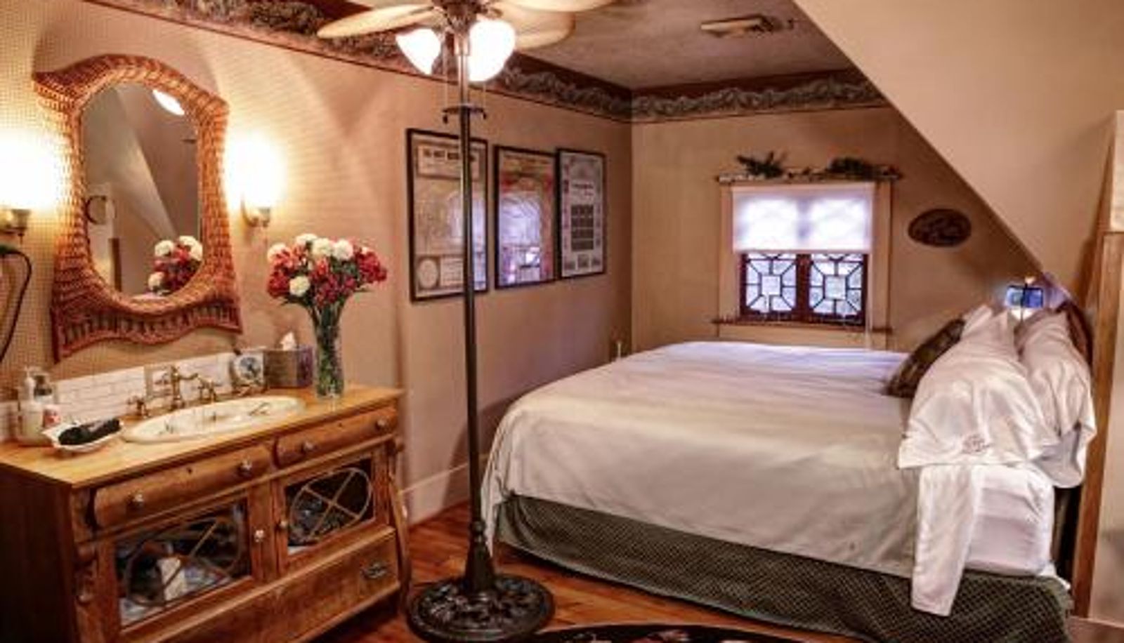 Suite - A Victorian Bed & Breakfast The Queen