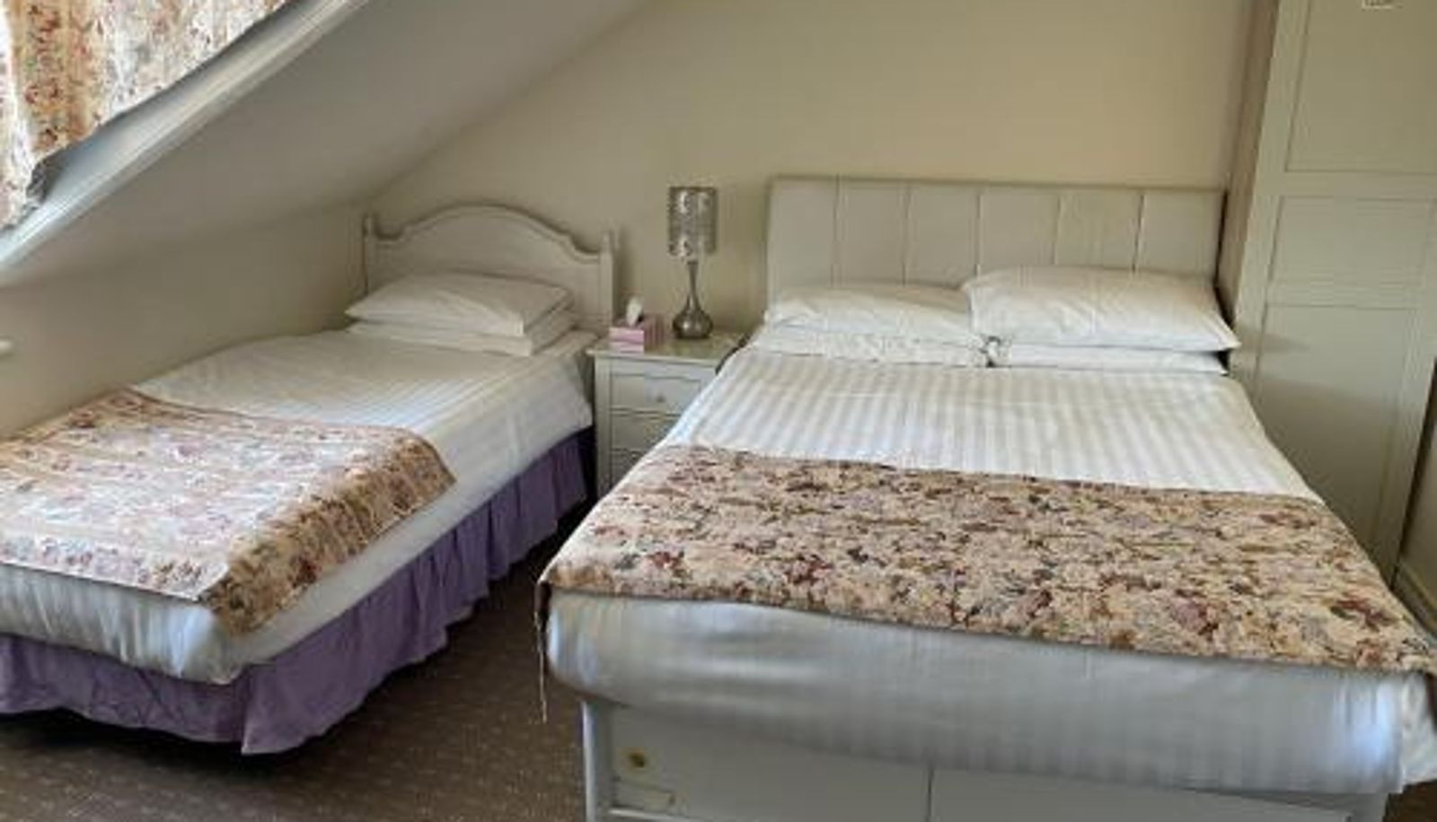Pokój trzyosobowy - Diamonds Villa near York Hospital